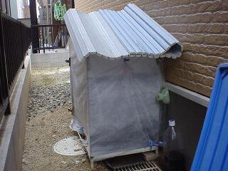 雨よけ日よけの屋根を戻した状態…